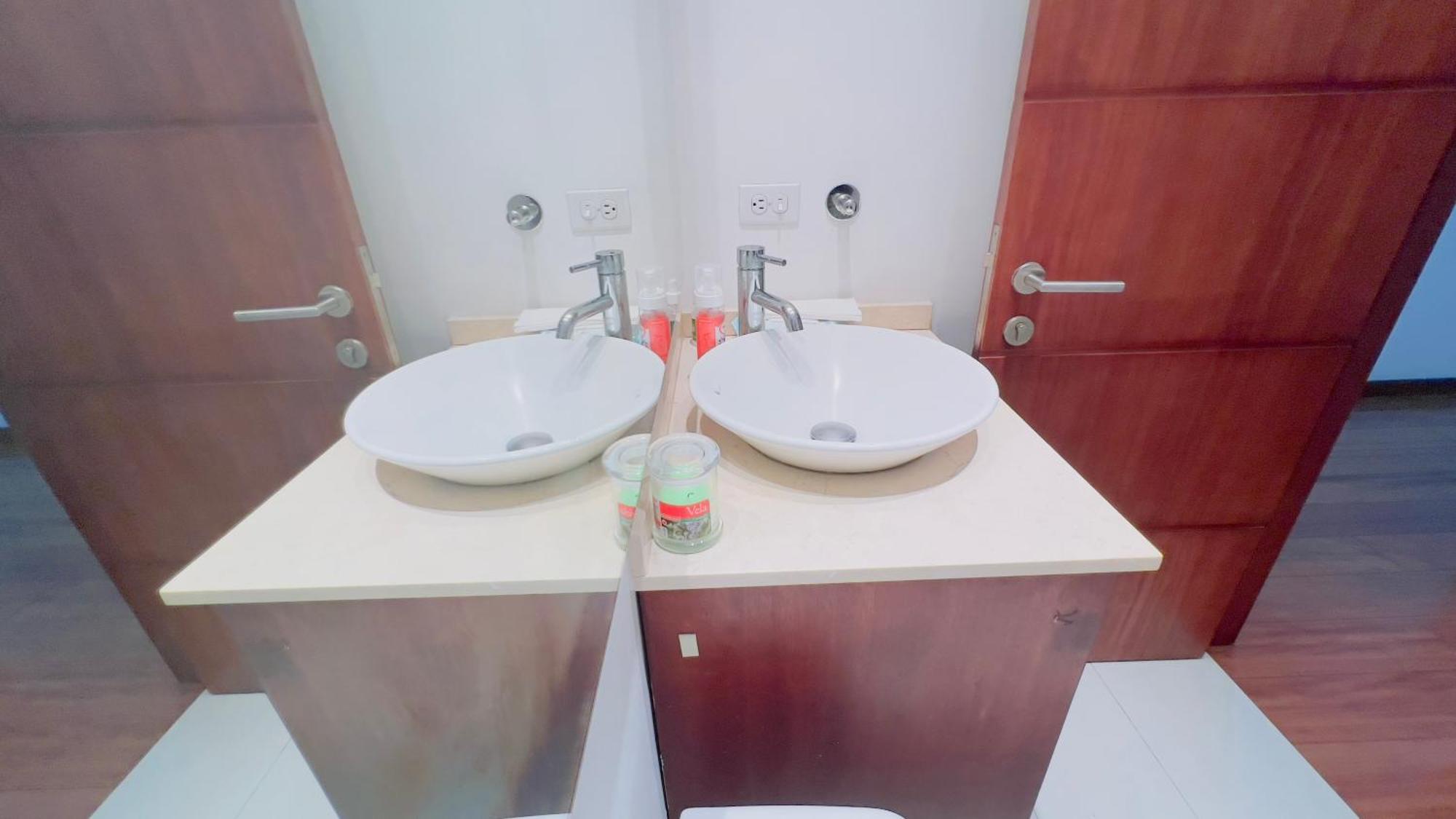 Departamento De Lujo 3 Dormitorios, 5 Camas, 1 Sofa Cama, 11 Personas, Con Terraza Abierta, Wiffi Y Parking Free Quito